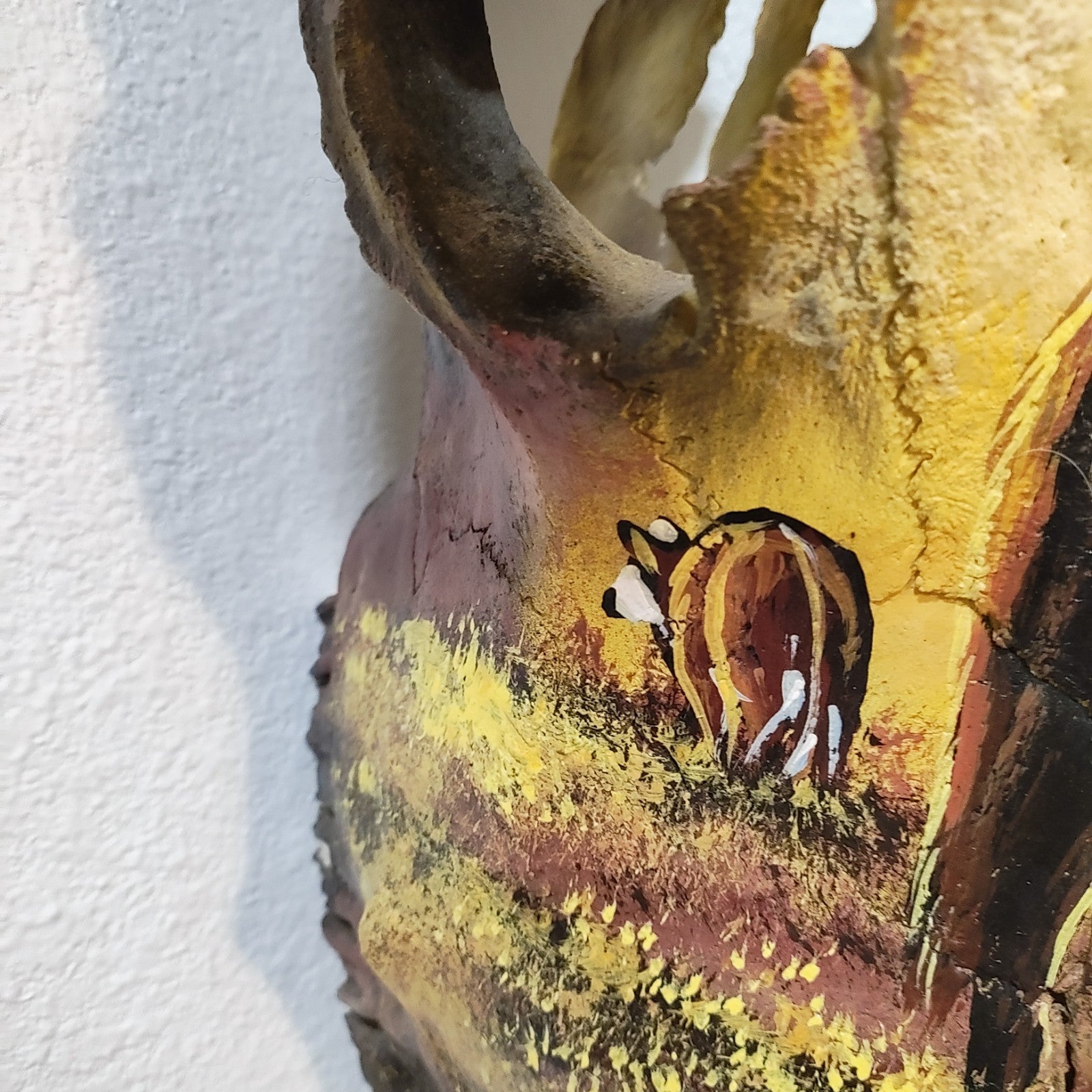 Crânio Real Bovino Com Pintura – Estilo Rústico Autêntico
