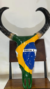 Crânio Real Bovino com Bandeira do Brasil – Estilo Rústico Autêntico